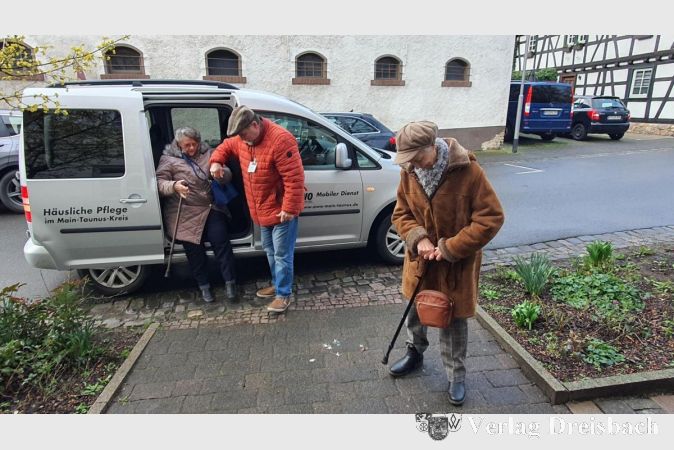 Der Fahrdienst der AWO Okriftel fährt bewegungseingeschränkte Seniorinnen und Senioren zum Plaudertreff der Altmünstermühle in Hattersheim, um so sozialer Isolation entgegenzuwirken.