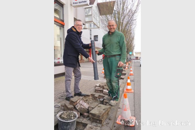 Dass die Arbeiten gut voran gehen, davon konnte sich der Erste Beigeordnete Franz Jirasek vergangene Woche vor der Galeriepassage überzeugen, hier mit Mitarbeiter Thomas Scheffler von der Firma Galabau Pfeffer.