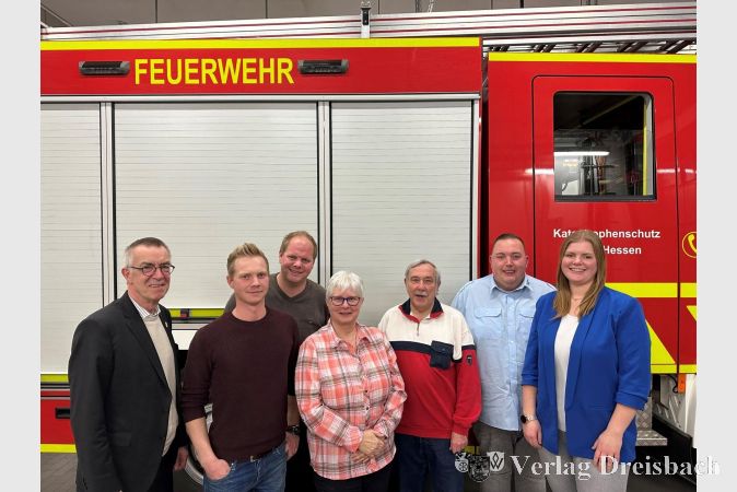 Von links nach rechts: Der Erste Beigeordnete Franz Jirasek mit dem neuen und alten Vorstand des Feuerwehrvereins: Sebastian Hasenbach und Marcus Burg (Beisitzer der Einsatzabteilung), Monika Beisheim (Beisitzerin für Fördernde Mitglieder), Heribert Windl (Kassenwart), Sven Mukrasch (1. Vorsitzender) und Jana Burg (2. Vorsitzender).