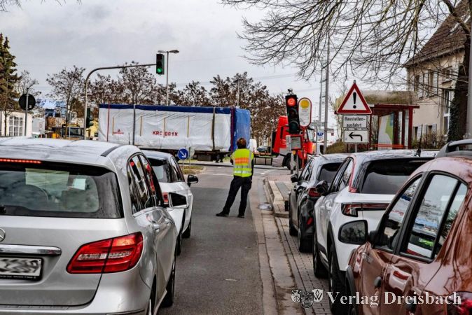 Wird häufig absichtlich übersehen: Die Behelfsampel in der Frankfurter Straße. Die Hilfspolizistin und die beiden Hilfspolizisten der Gemeinde, wie hier Hilfspolizistin Patricia Maschke, leisten Aufklärungsarbeit. Ab sofort ist aber Bußgeld fällig.