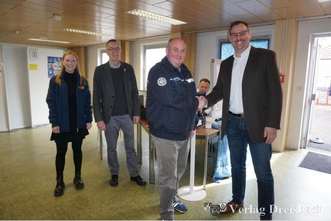 Bürgermeister Seitz (re.) bedankt sich im Testzentrum in der Kleinen Schwarzbachhalle bei Christian Albrecht (2. v. re.), Bereichsleiter Rettungsdienst, für das lange Engagement des ASB in Kriftel. Mit dabei der Erste Beigeordnete Franz Jirasek (2. v. li.) und Maja Groß, Abteilungsleiterin Pandemiebekämpfung (li.).