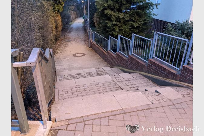 In Form einer Rampe soll der barrierefreie Umbau des Anschlusses an die Kapellenstraße im Bereich der Brücke über den Schwarzbach vollzogen werden.