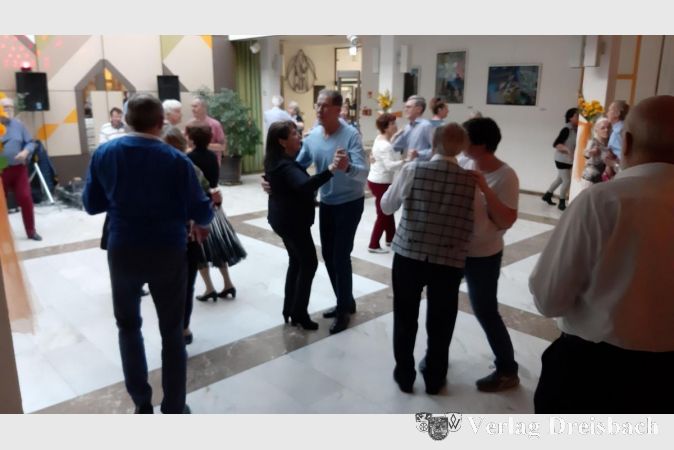 Vor-österlicher Tanzteespaß im Rat- und Bürgerhaus.