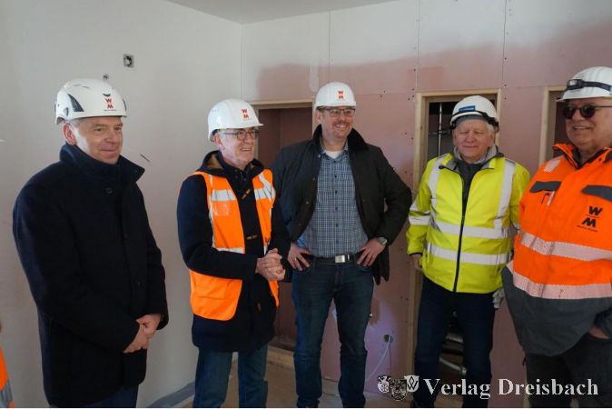Landrat Michael Cyriax (links) besuchte gemeinsam mit dem Ersten Beigeordneten Franz Jirasek (2. v. links) und Bürgermeister Christian Seitz (Mitte) die Baustelle an der Raiffeisenstraße.