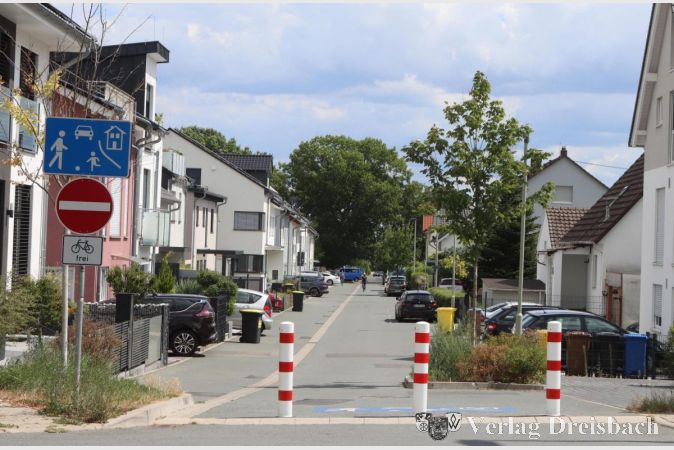 Drei Pfosten, große Wirkung: Laut Verkehrszählung vom Februar hat sich das Verkehrsaufkommen in der Keltenstraße durch die Zufahrtssperre von der Frankfurter Straße aus deutlich reduziert.