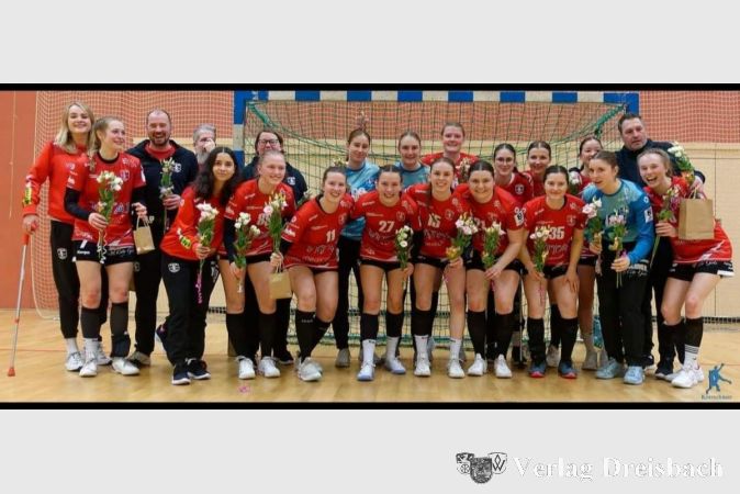 Die "Eddschmer City Girls" verabschieden sich nach ihrem letzten Heimspiel.