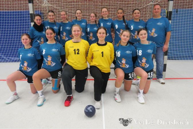 Die weibliche A-Jugend ist bester Stimmung - sie wurde im Saisonendspurt noch Vizemeister.