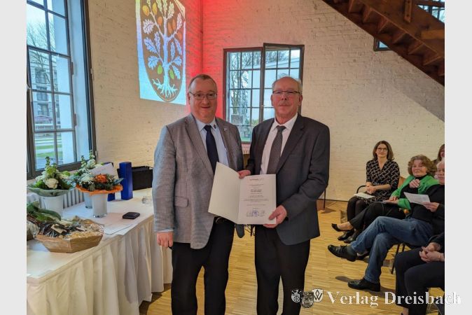 Bürgermeister Klaus Schindling (links) überreichte dem scheidenden Ersten Stadtrat Karl Heinz Spengler (rechts) die Entlassungsurkunde.