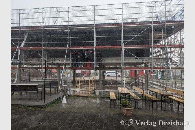 Platzregen, untermalt von Blitz und Donner: Selbst diese Weltuntergangsstimmung stand dem Richtfest auf der Sportanlage Eddersheim nicht im Weg.