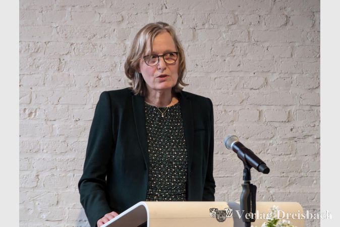 Die ehemalige Hattersheimer FDP-Stadtverordnete Karin Fredebold war extra aus Jena angereist, um die Laudatio für Dietrich Muth zu halten. Sie blickte zurück auf die Kindheit des Geehrten und insbesondere die Bedeutung seines Vaters August Muth, der gemeinsam mit seinem Sohn zu den Gründungsmitgliedern der Hattersheimer FDP zählte.