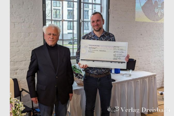 Dietrich Muth überreichte dem 1. Vorsitzenden des Tierschutzvereins Hattersheim, Christian Reiter, einen Scheck über 2.000 Euro. Diese Summe hätte der Siegelring in Gold gekostet, den ihm die Stadt Hattersheim gerne verliehen hätte - Muth hingegen lehnte das besondere Schmuckstück ab und bevorzugte statt dessen diese Spende in identischer Höhe.