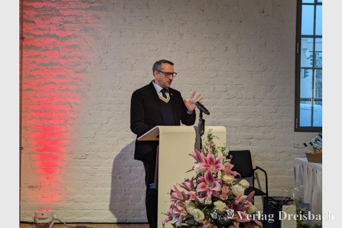 Die Vorsitzenden aller im Hattersheimer Stadtparlament vertretenen Fraktionen verabschiedeten sich mit eigenen Grußworten vom Ersten Stadtrat Karl Heinz Spengler, darunter auch Oliver Wiendl von den Freien Wählern.