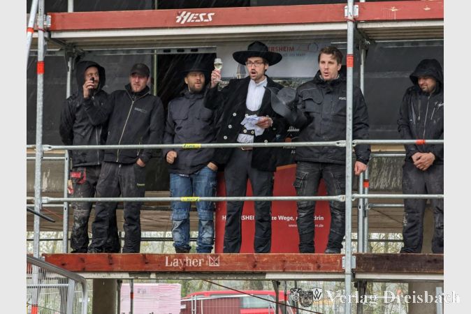 Zimmermann Frank Nützel legte sich erfolgreich ins Zeug, um auch inmitten des Unwetters seinen Richtspruch aufzusagen und die Gläser feierlich zu zerschlagen.