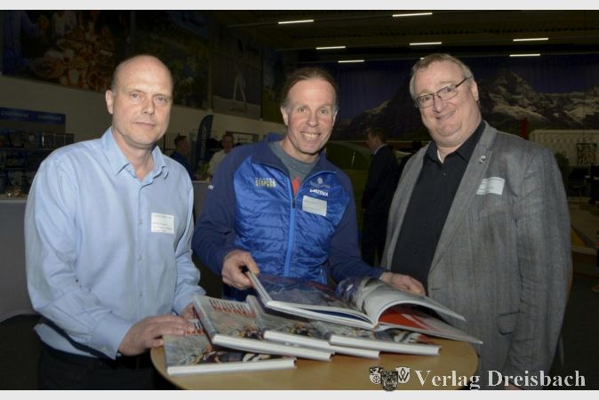 V.l.n.r.: Martin Vergien (VP General Manager Outdoor & Recreation Coleman EMEA GmbH), Extrembergsteiger Robert Jasper und Bürgermeister Klaus Schindling.