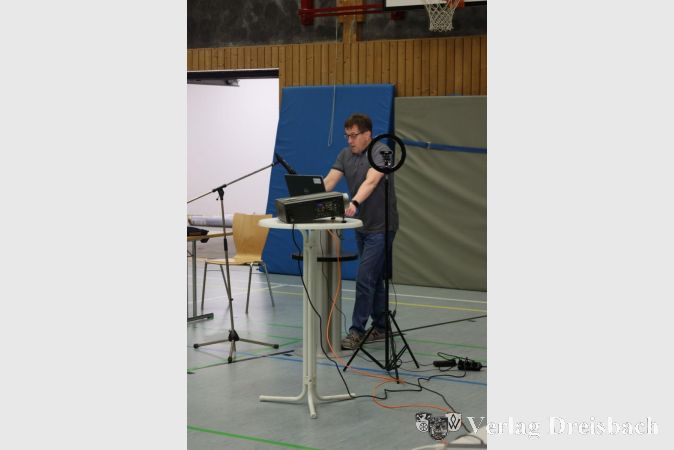 Der 1. Vorsitzende Frank Lakomy begrüßte die anwesenden Mitglieder im Mehrzweckraum des TVO ebenso wie die online Zugeschalteten.