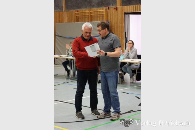 1. Vorsitzender Frank Lakomy (rechts) mit Georg Paul, der nach 54 Jahren Mitgliedschaft im TVO in den Ruhestand ging und zum ersten Ehrenvorstand des Vereins ernannt wurde.
