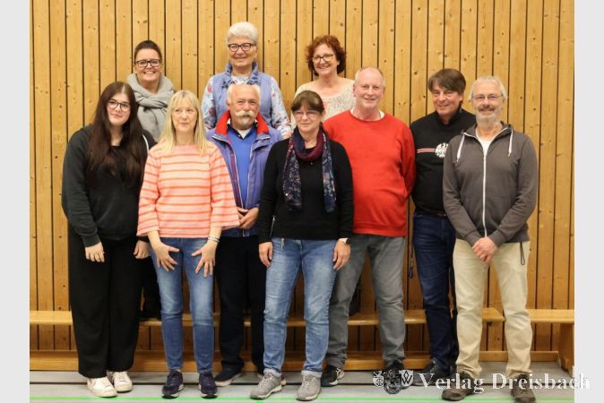 Der neu gewählte erweiterte Vorstand des TVO. Hinten v.l.n.r. Mary Wurm, Gerdi Hessemer und Susanne Ludwig. Vorne v.l.n.r. Clara Roth, Iris Dargatz, Willi Göttlinger, Petra Lakomy, Rainer Böhm, Matthias Bernhard und Armin Klingler.