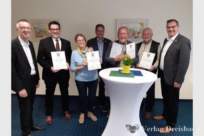 V.l.n.r.: Der Erste Beigeordnete Franz Jirasek, Thomas Milkowitsch, Bettina Jansen, Parlamentschef Alexander Feist, Erhard Koch, Raimund Dillmann und Bürgermeister Christian Seitz beim nachträglichen Ehrungsabend im Rathaus.