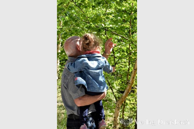 Als Leihoma oder Leihopa könnten man mit den Kindern spazieren gehen, ihnen die Welt erklären oder einfach mit ihnen spielen.