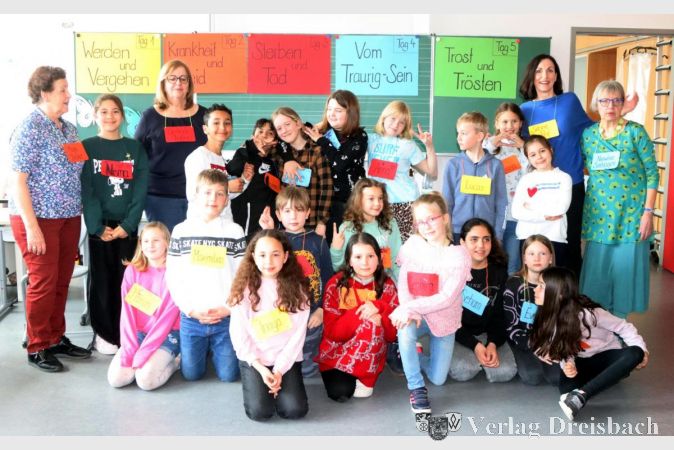 Abschied in fünf Farben: Die Drittklässler der Riedschule mit den Hospizhelferinnen beim Abschluss der Projektwoche "Hospiz macht Schule".