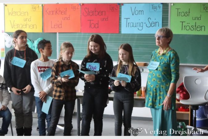 Hospizhelferin Norwina Sorhagen präsentierte mit "ihren" Kindern die Gedanken zum Thema "Vom Traurigsein".