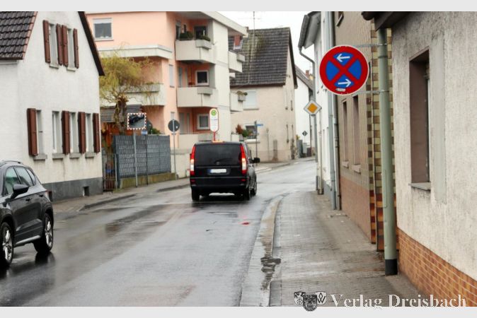 Kein 30er-Schild mehr: Auf der Raunheimer Straße in Weilbach gilt seit Freitag auf Weisung des RP wieder Tempo 50.