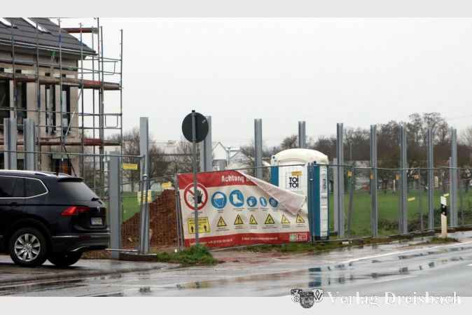 Das Neubaugebiet am Ortsende hinter der Jahnturnhalle wird auf Anweisung der Genehmigungsbehörden mit einer Lärmschutzwand abgeschirmt, weiter oben sieht das RP dagegen keine Problemlage mehr.