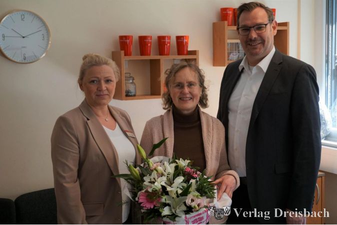 V.l.n.r.: Die Leiterin des Kursana Domizils Stefanie Hoyer, die Seniorenberaterin der Gemeinde Kriftel Gabriele Kortenbusch und Bürgermeister Christian Seitz.