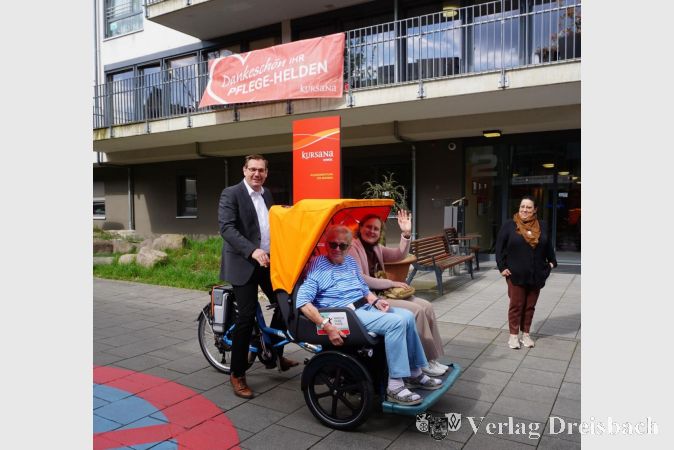 Ließen sich bei einer Probefahrt den Wind durch die Haare wehen: Gabriele Kortenbusch, Seniorenberaterin der Gemeinde Kriftel, und Kursana-Bewohnerin Anneliese Wanner. Am Steuer war diesmal Bürgermeister Christian Seitz.