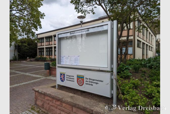 Die Über-Eck-Anlage im Beet vor dem Bauamt mit neuem Fundament.