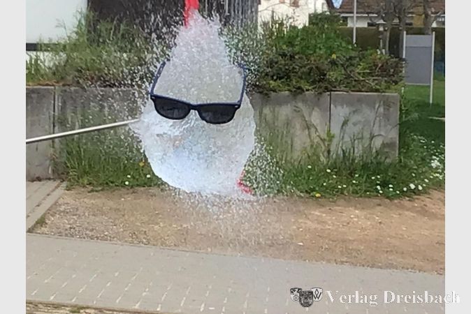 Ein platzender Wasserballon - zum richtigen Zeitpunkt fotografiert.