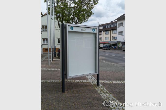 Dreiecksanlage auf dem Rathausvorplatz: Neue Schaukästen und neuer Anstrich für die Stahlpfosten.