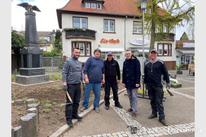 Das Foto zeigt das Bauhof-Team mit dem Ersten Beigeordneten Franz Jirasek (2. v. re.) am Donnerstag, 20. April, am Lindenplatz (v. li.): Samir Latifi, Thomas Metz, Kujton Latifi und Markus Tänzer.