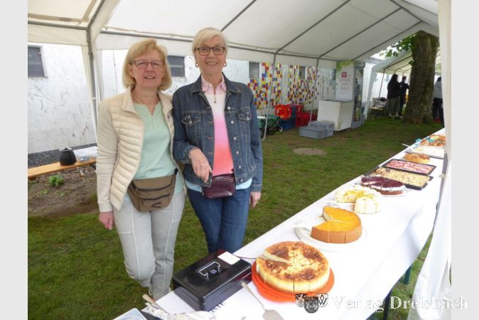 Ute Weise (rechts) und Gaby Turba, beide schon seit langem in der Siedlung wohnhaft, hatten sich zum ehrenamtlichen Verkauf des Kuchens gemeldet.