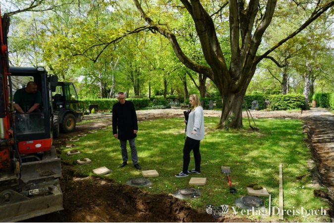 Der Erste Beigeordnete Franz Jirasek und Sonja Sauer vom Friedhofsamt an der Baumstelle auf dem Friedhofsgelände.