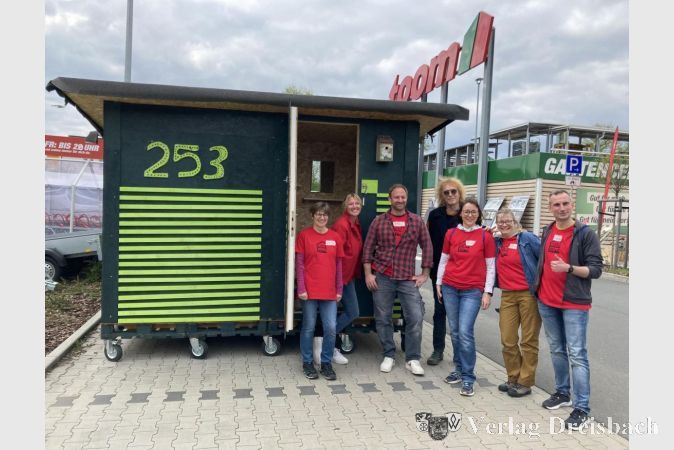 Die stolzen Innenausbauer vor einem „klassischen“ Little Home.