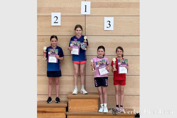 Melina Müller (r.) eroberte Platz 3 beim Bezirksentscheid.