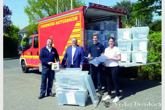 Von links nach rechts: David Tisold, Bürgermeister Klaus Schindling, Quintin Schierbaum und Svenja Čolak bei der Übergabe der Notfallboxen.