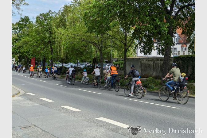 Mit Polizeibegleitung ging es dann los auf die etwa sieben Kilometer lange Rundtour.