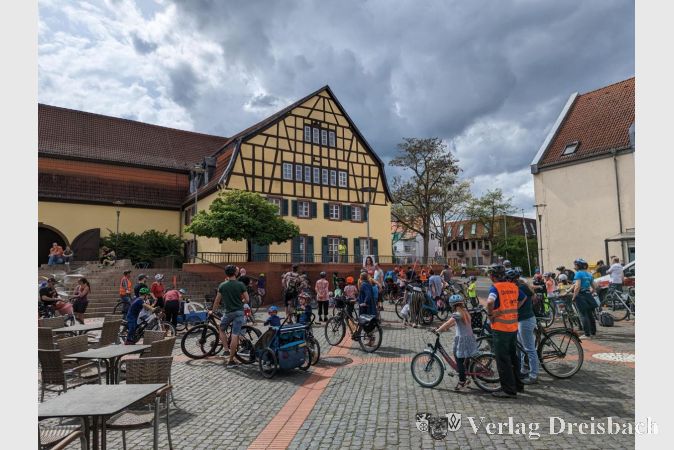 Die Zubringertour führte die Demonstranten zunächst zur zentralen Kundgebung auf dem Marktplatz.
