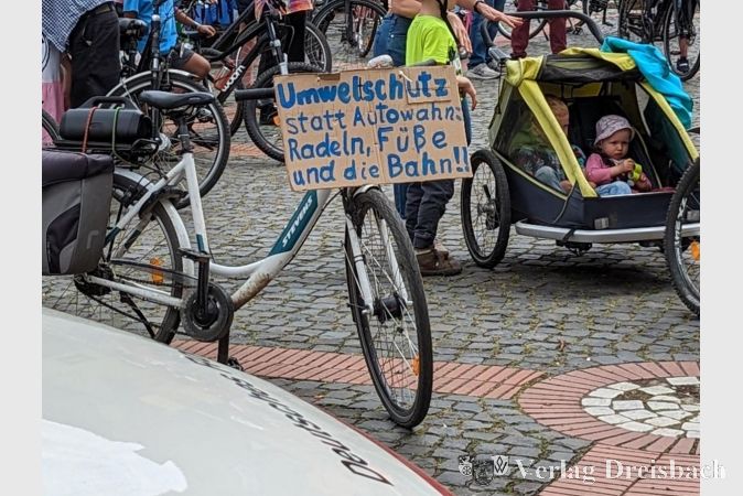 Einige Demonstranten hatten extra Plakate und Transparente mit Forderungen gestaltet.