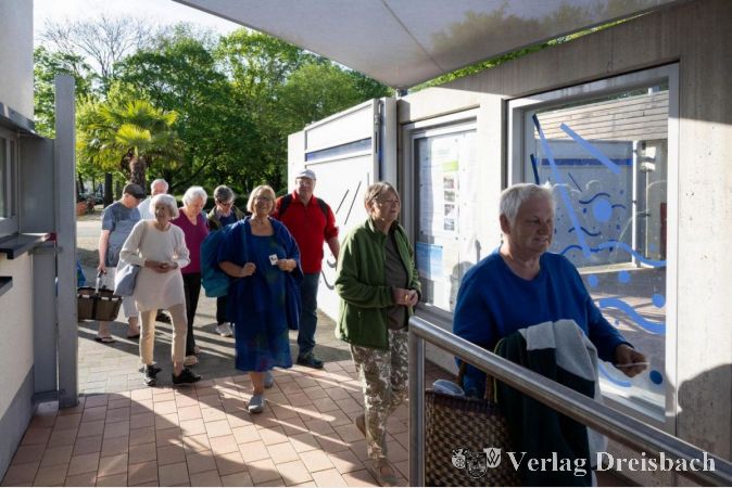 Unmittelbar vor der Saisoneröffnung scharrten schon die ersten Schwimmbegeisterten Kriftelerinnen und Krifteler vor dem Parkbad-Eingang mit den Hufen.