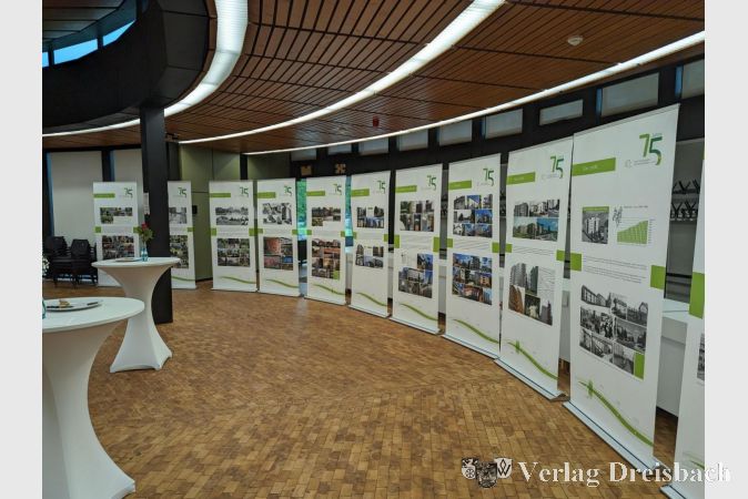 Die Ausstellung zur Hawobau-Geschichte im Foyer der Stadthalle.
