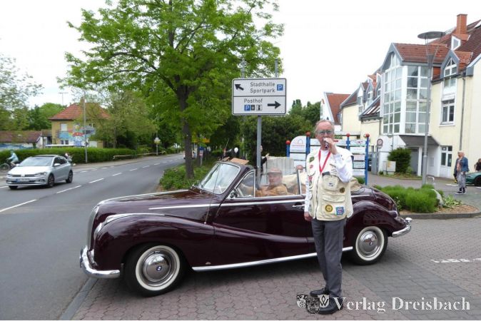 Moderator Bern Schultz begrüßte alle Fahrzeuge mit großer Fachkenntnis.