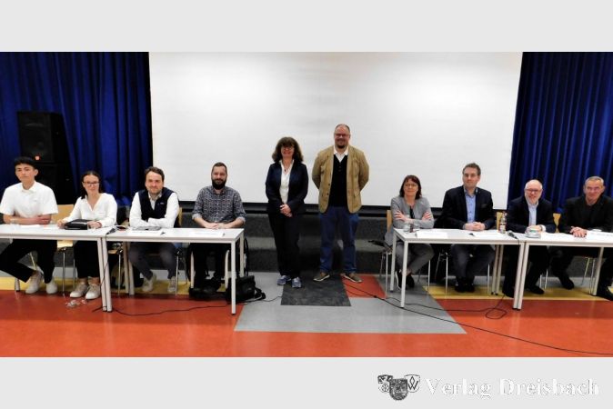 Auf dem Podium (von links): Schülermoderatoren Firat und Leticia, Fabian Beine (CDU), Lukas Schröder (GRÜNE), die Lehrer Manuela Becker und Alexander Heydt, Kerstin Geis (SPD), Hans Ulrich Voss (AfD), Thomas Schäfer (FDP) und Dr. Ulrich Wilkens (Linke).