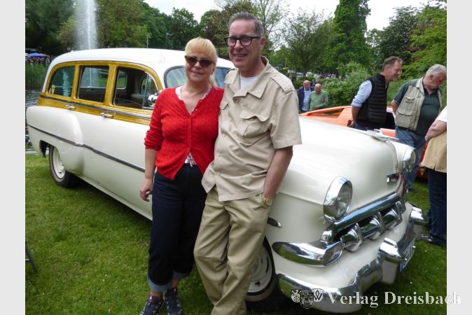Carlos und Diana Kühn mit ihrem Chevrolet Bel Air, Station Wagon Woody, aus dem Jahr 1954.