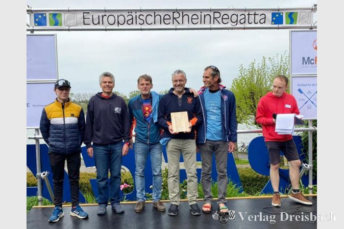 FRV-Ruderer Sebastian Göbel (2.v. l.) schaffte es als Sieger in seiner Alterskategorie, als Teil des Renngemeinschaftsvierers mit der Rudergesellschaft Wiesbaden-Biebrich, auf die Ehrungsplattform.