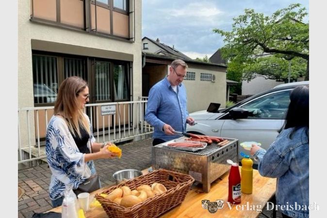 Bürgermeister Christian Seitz am Grill.
