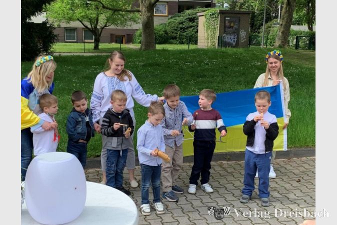 Die ukrainische Betreuungsgruppe trug zum „Frühlingsfest der Nationen“ ein Lied vor.