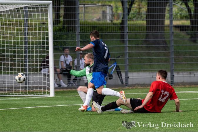 M. Lonnen auf dem Weg zum 0:8 in Sossenheim.